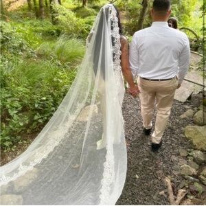 Bridal Veil with Lace and Metal Comb |
Cathedral Length